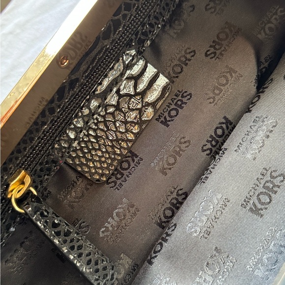 MICHAEL KORS - BERKLEY CLUTCH BAG BLACK PATTEN LEATHER SNAKESKIN GOLD - Picture 5 of 7